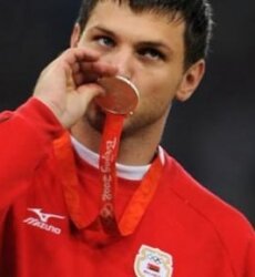 Вадиму Девятовскому и Ивану Тихону возвращены олимпийские медали. Футбол россия италия сегодня